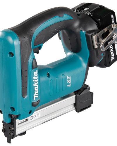 אקדח סיכות 18V נטען עד 22 ממ עם 2 סוללות 4A ומטען MAKITA DST221RME