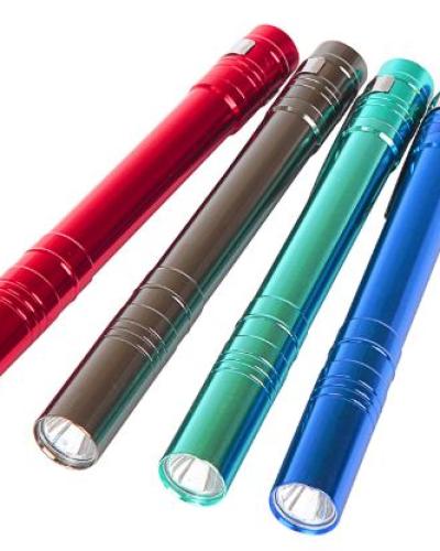 פנס עט מיני צבעוני במגש EVERBRITE E007046WEP